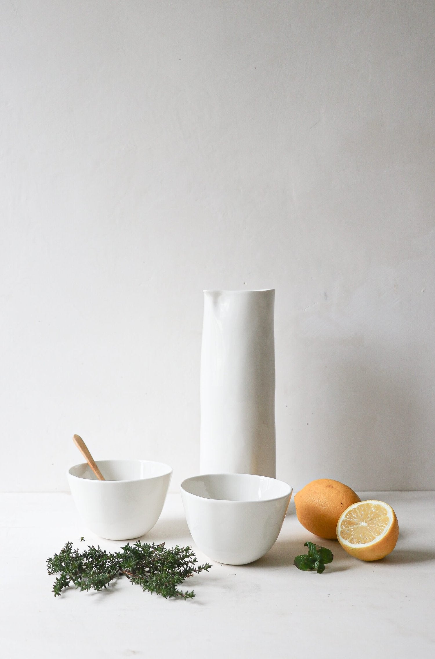 Ensemble Carafe et corolles en porcelaine