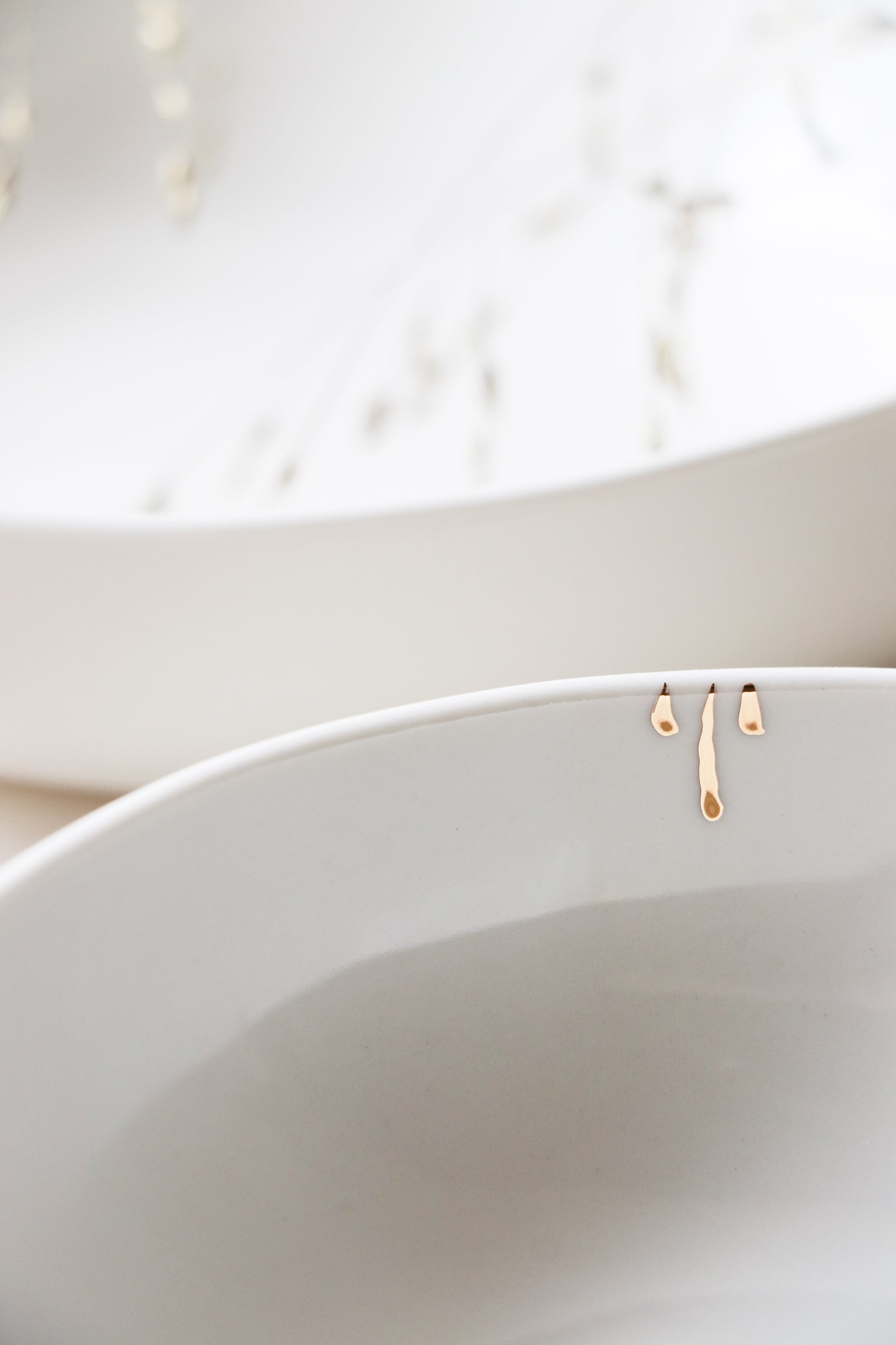 Grand saladier en porcelaine simple griffé Or