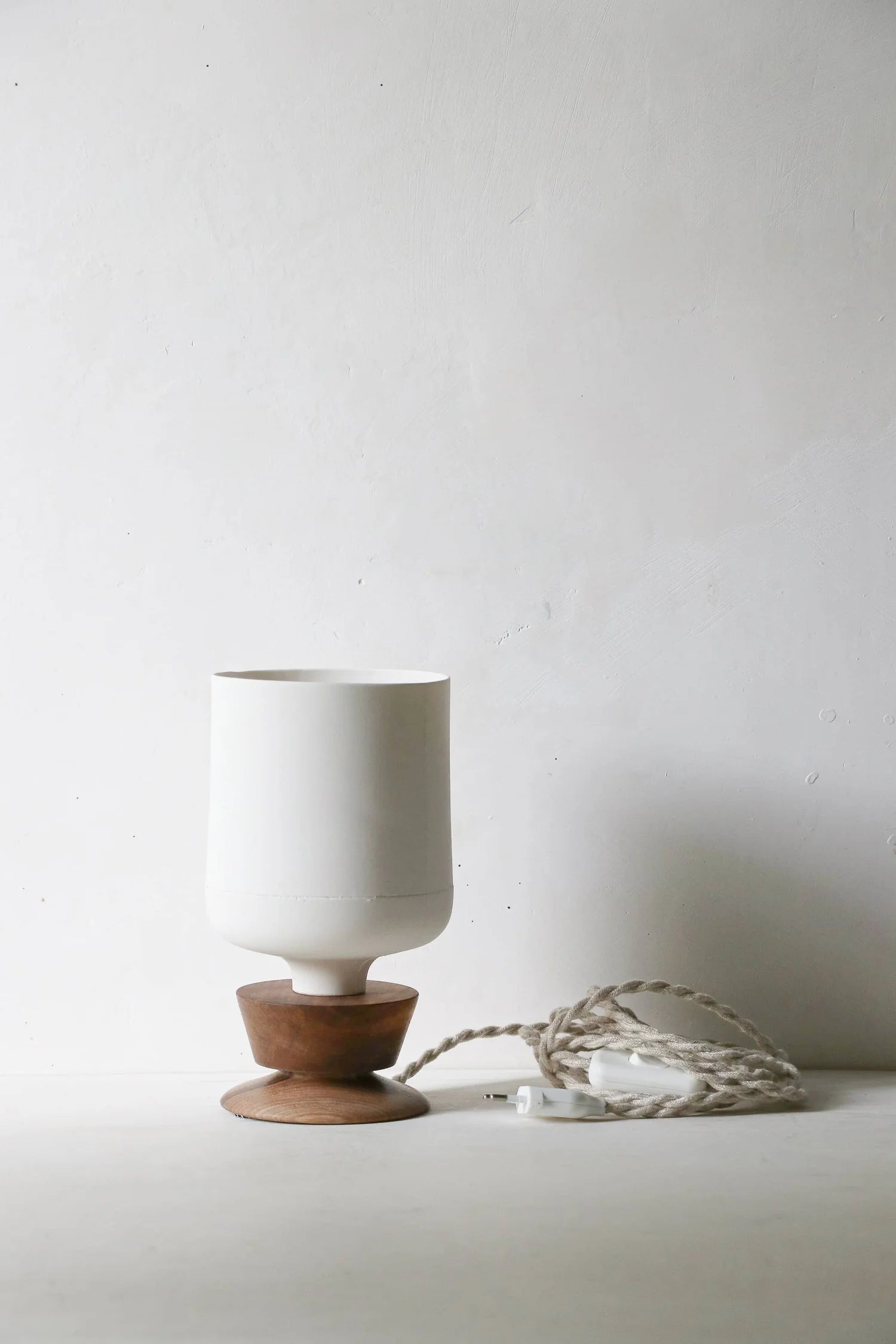 Lampe à poser en porcelaine et bois IKI 2