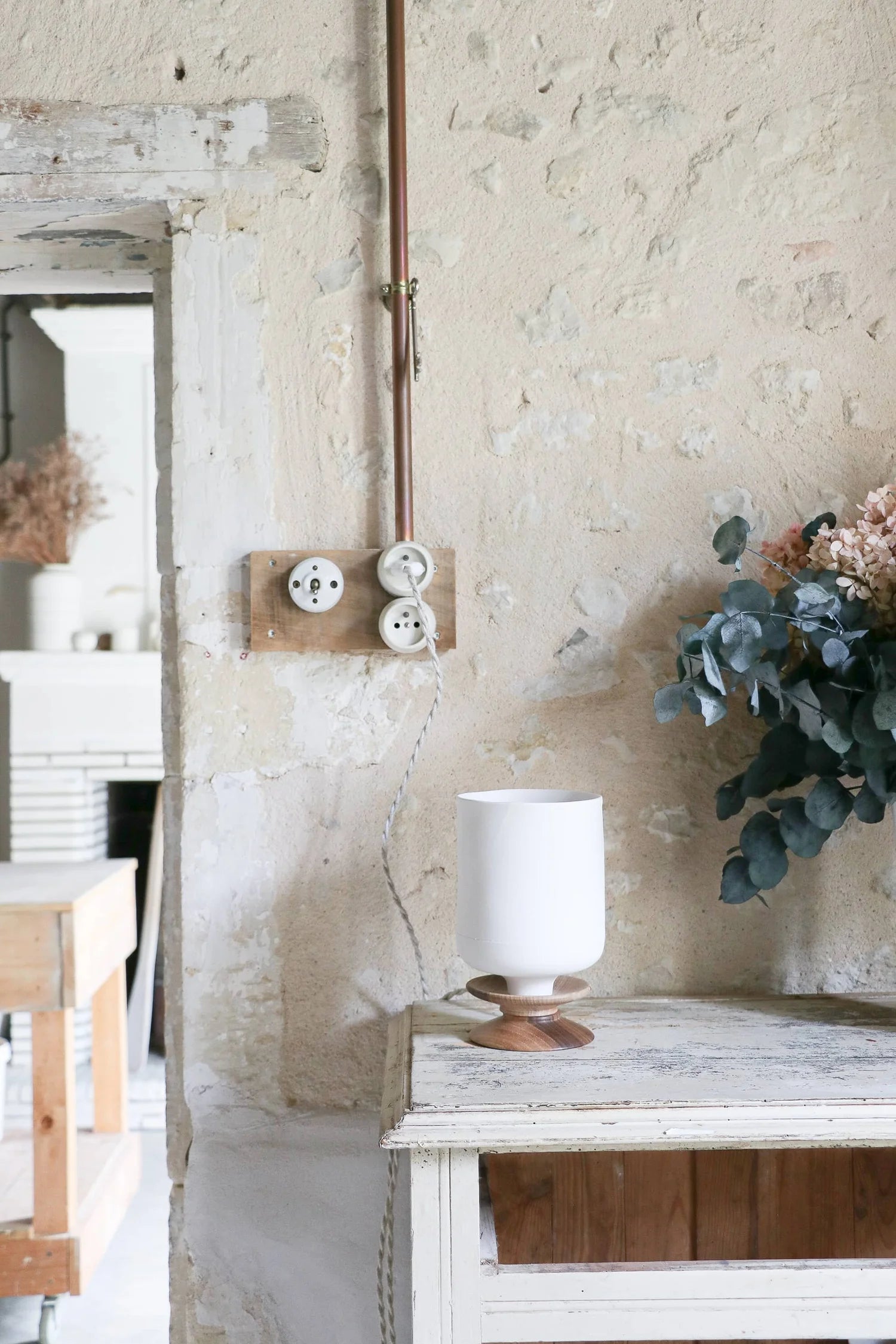 Lampe à poser porcelaine et bois IKI 1