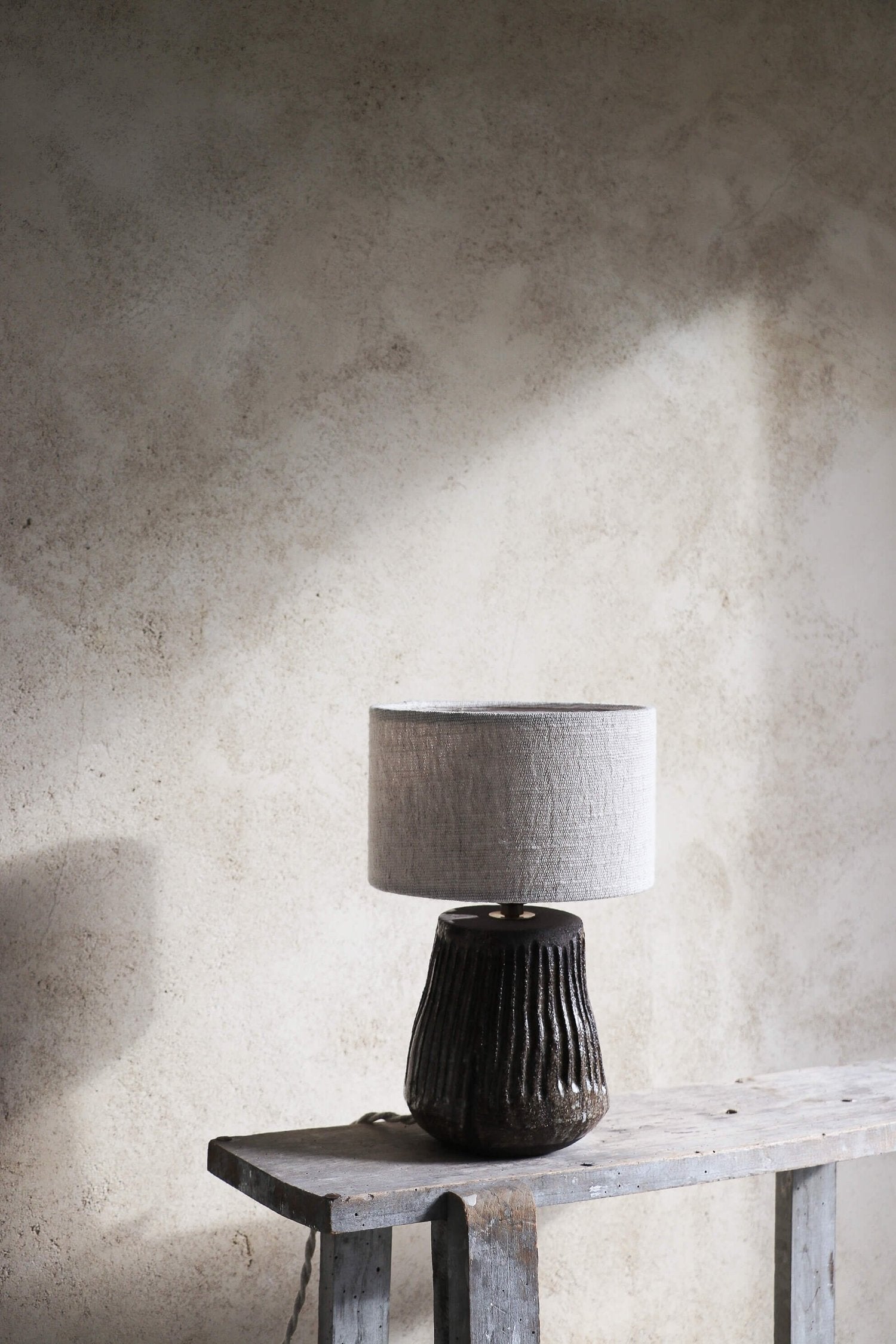 Lampe à poser en grès noir Signature 001