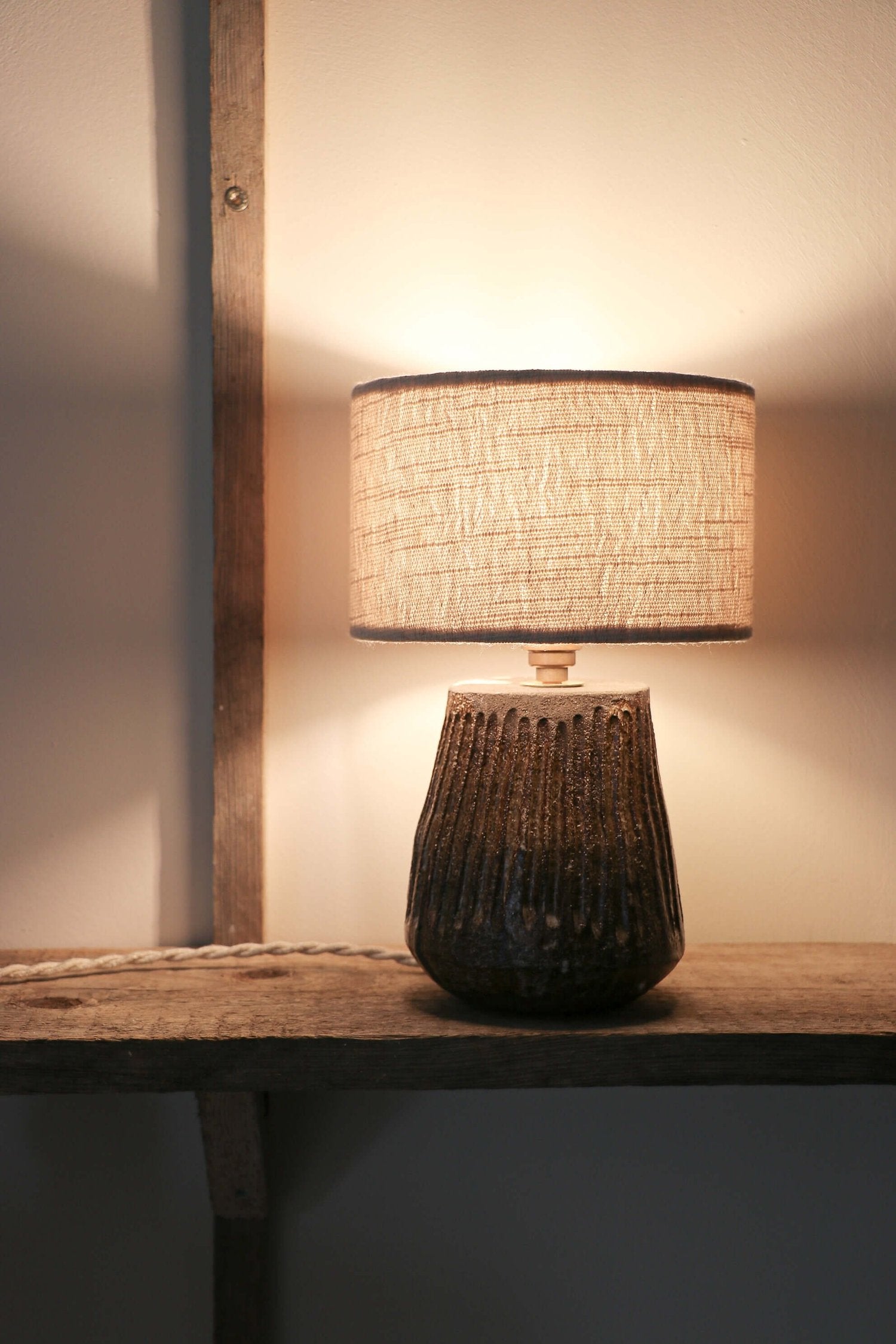 Lampe à poser en grès noir Signature 001