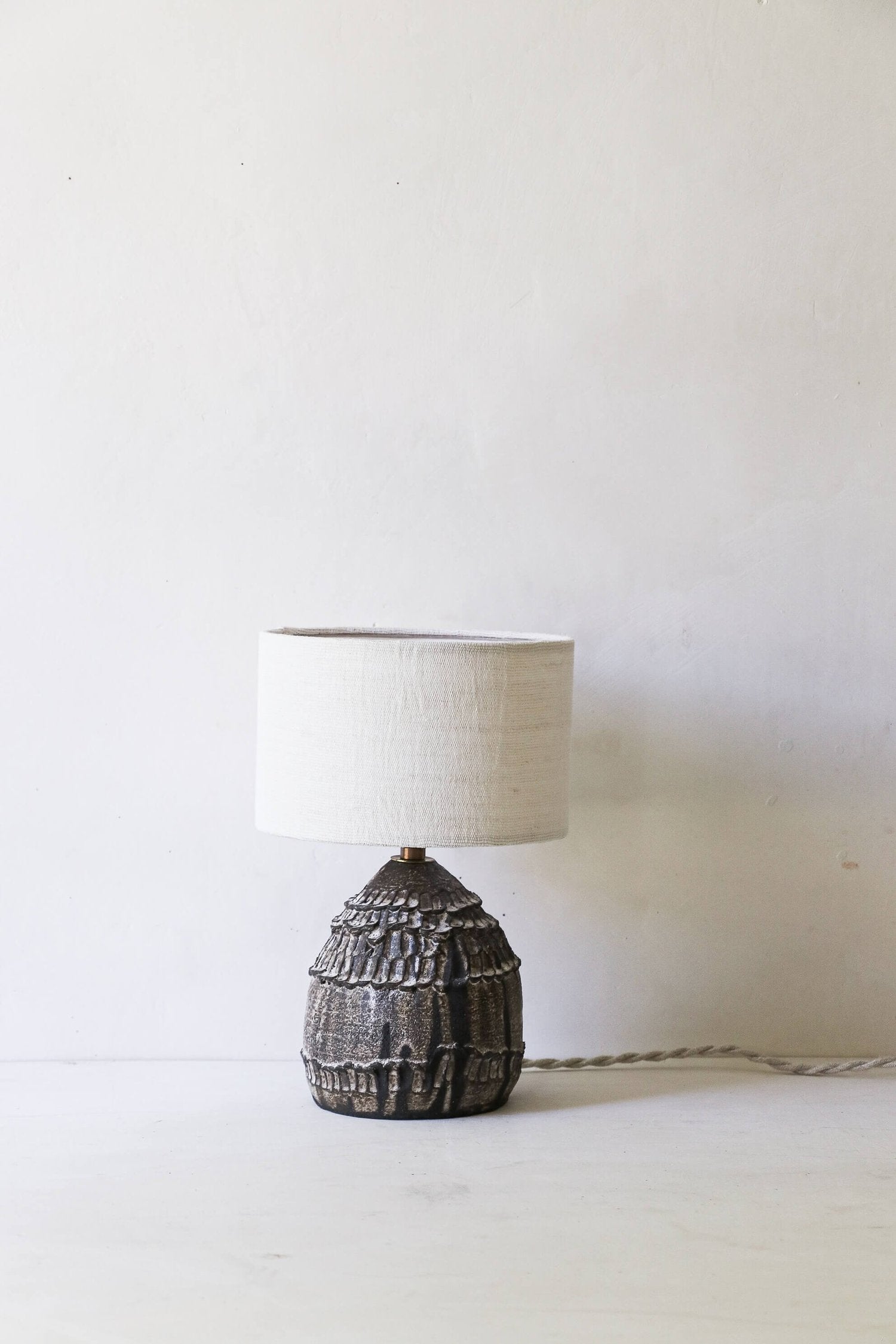 Lampe à poser en grès noir Signature 009