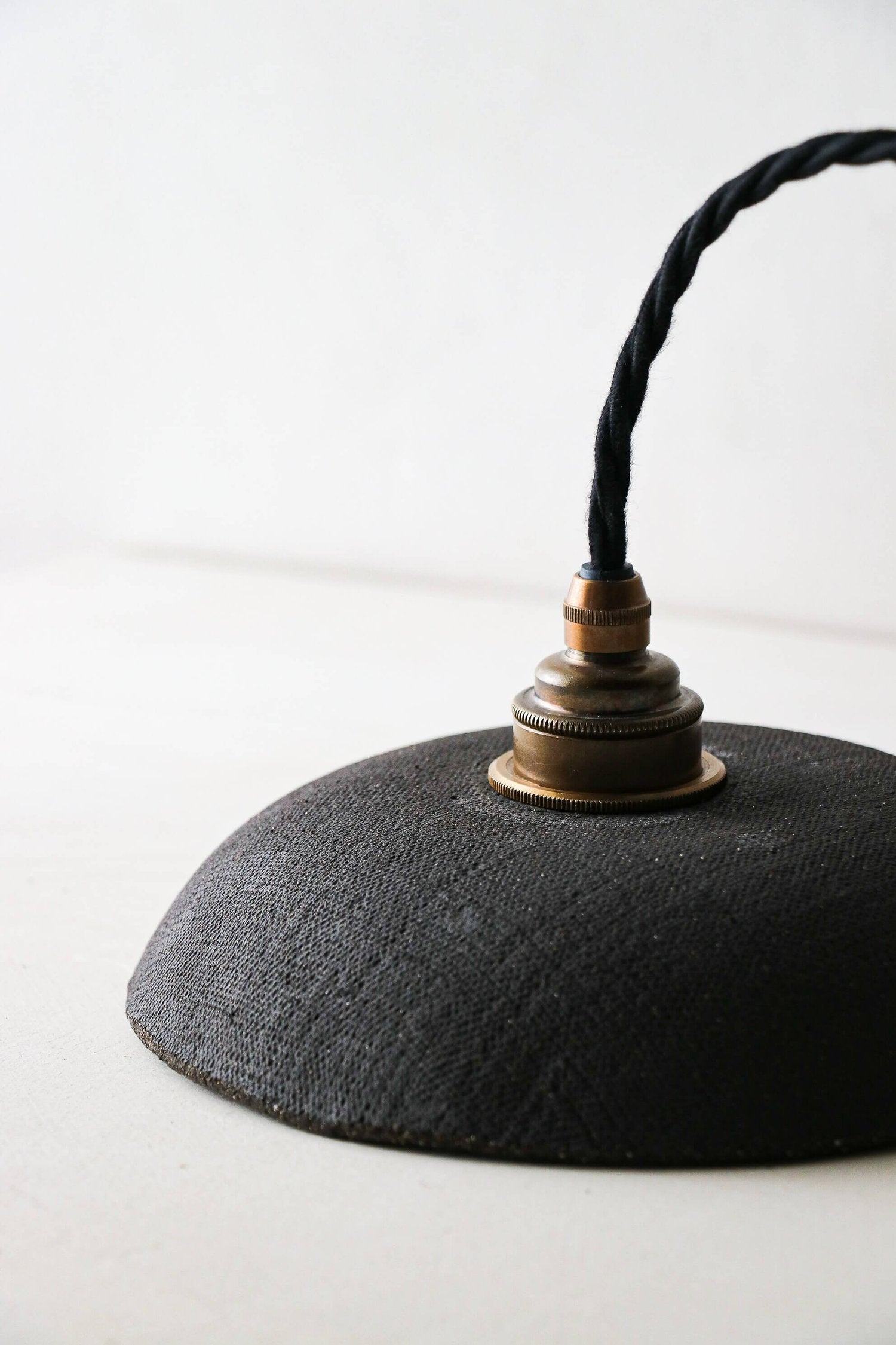 Suspension en grès noir LINA