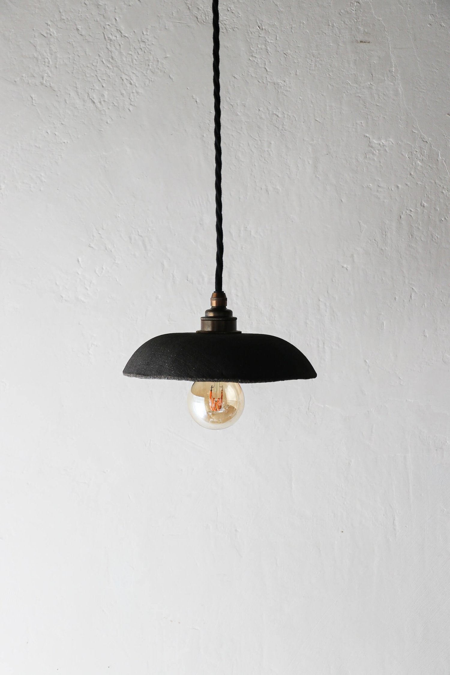 Suspension en grès noir LINA