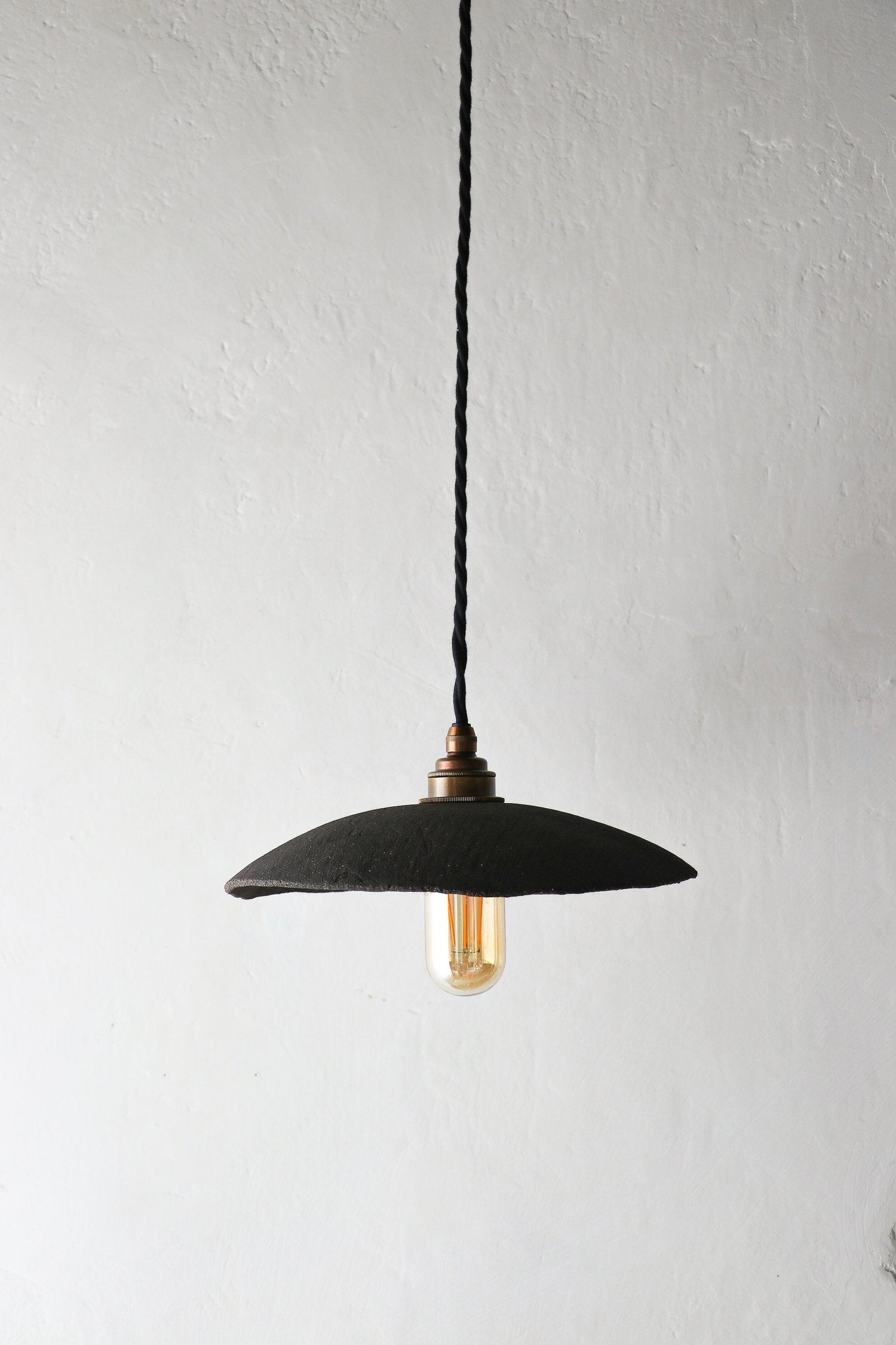 Suspension en grès noir LINE