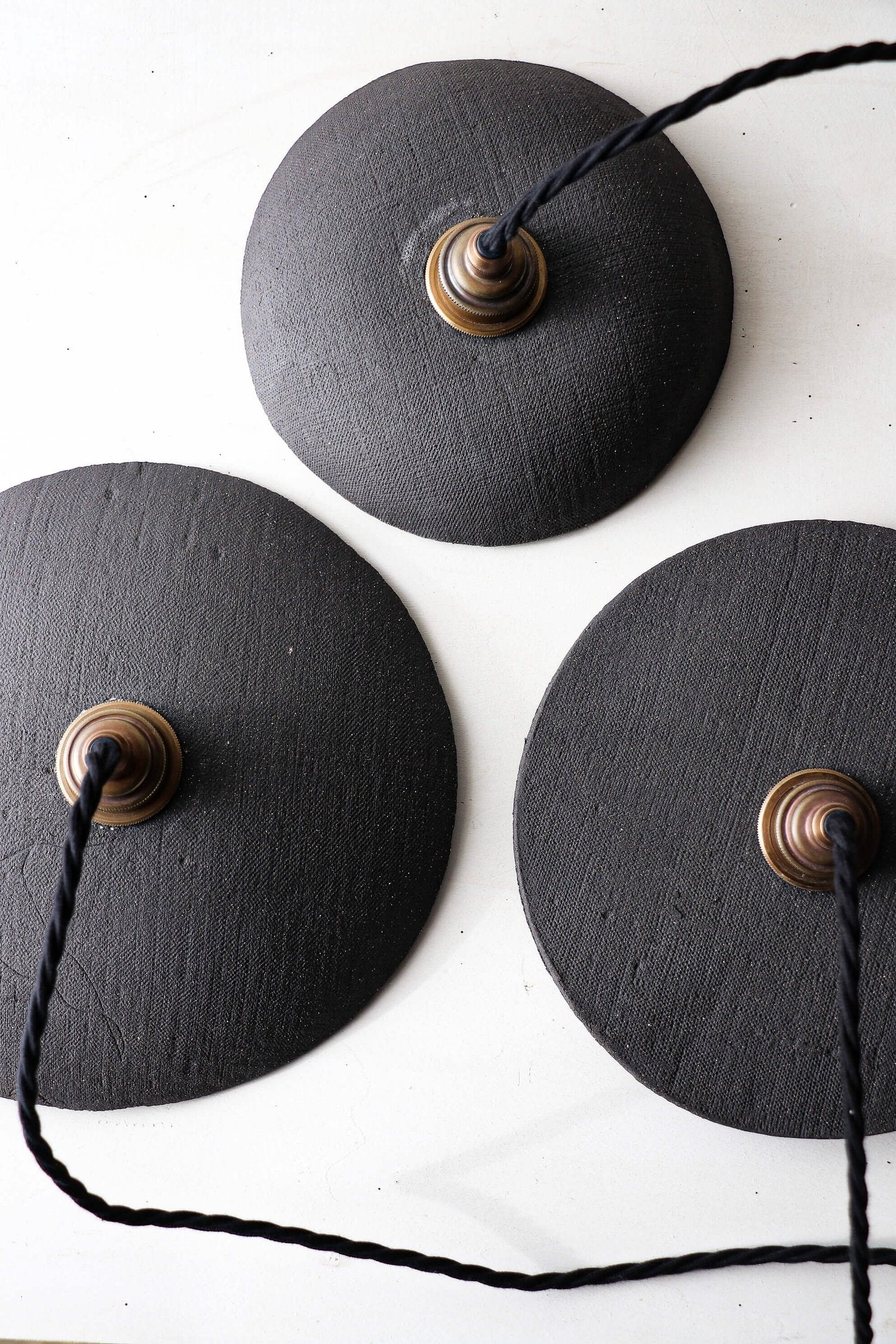 Suspension en grès noir LINO