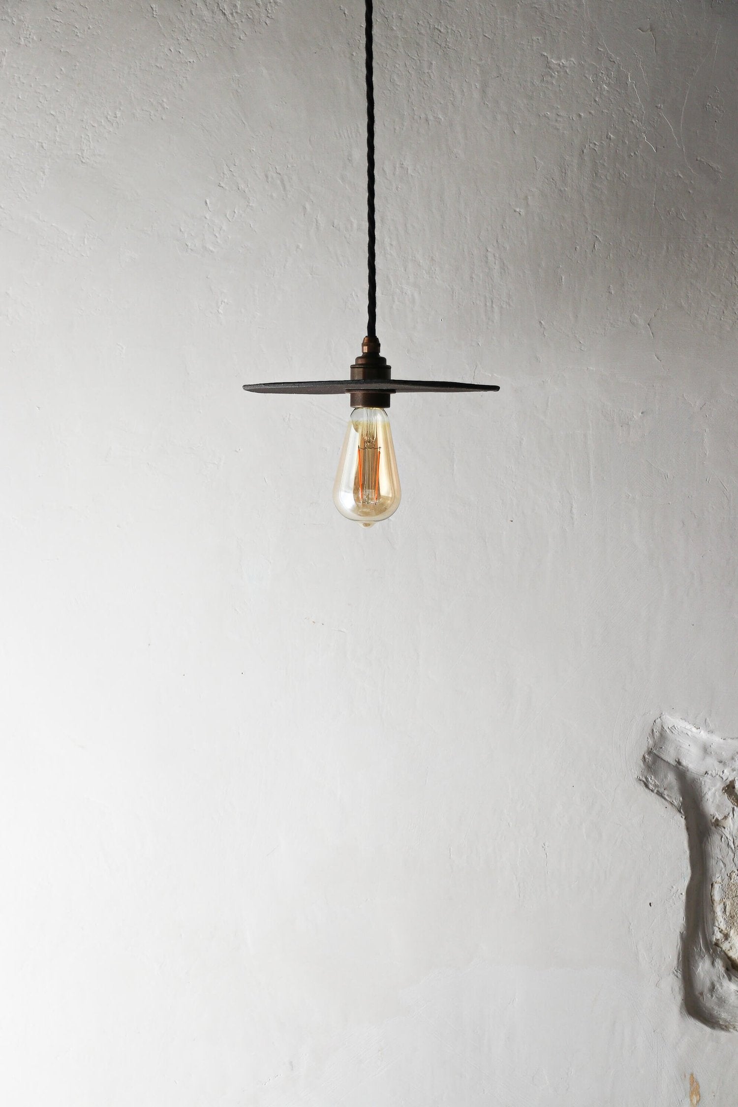 Suspension en grès noir LINO