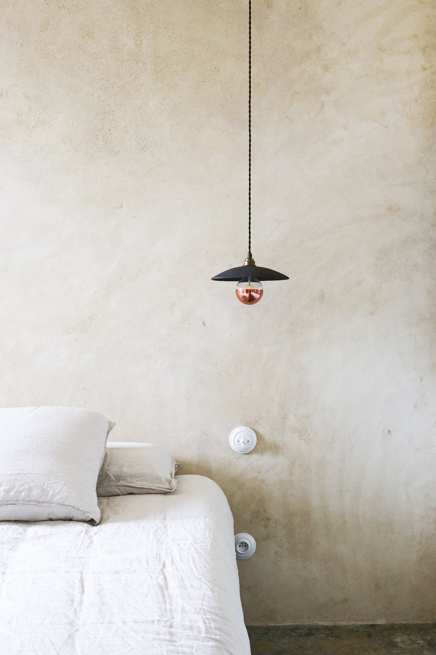 Suspension en grès noir LINE