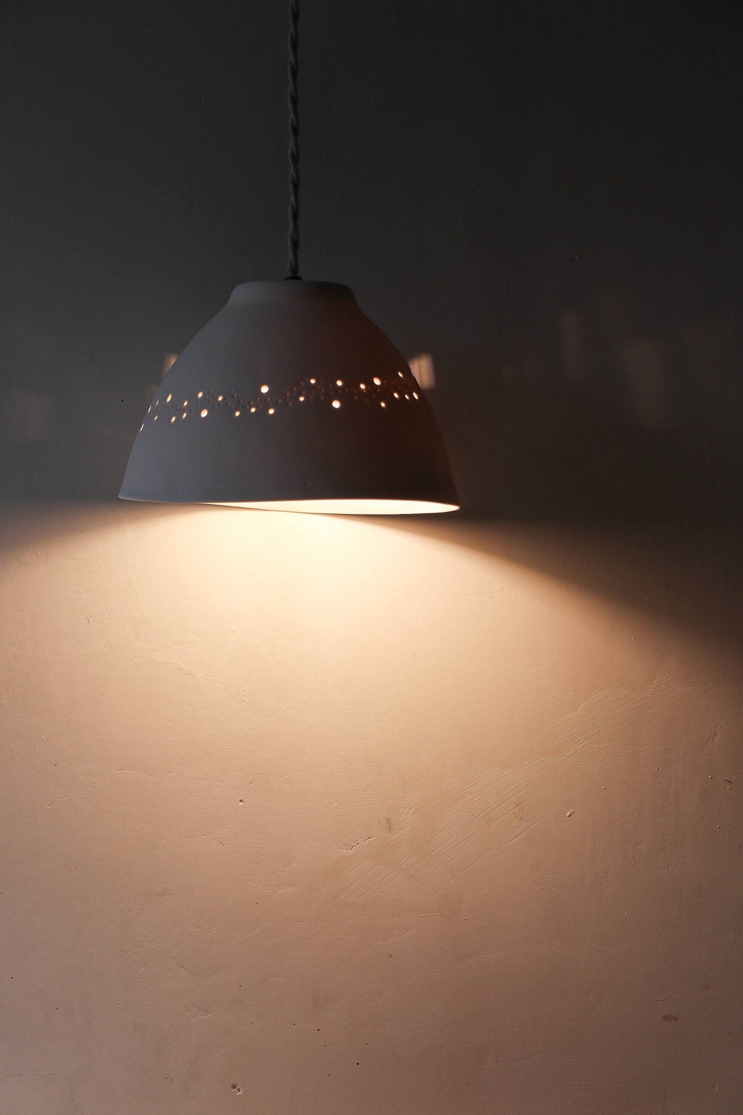Petite suspension en porcelaine Point
