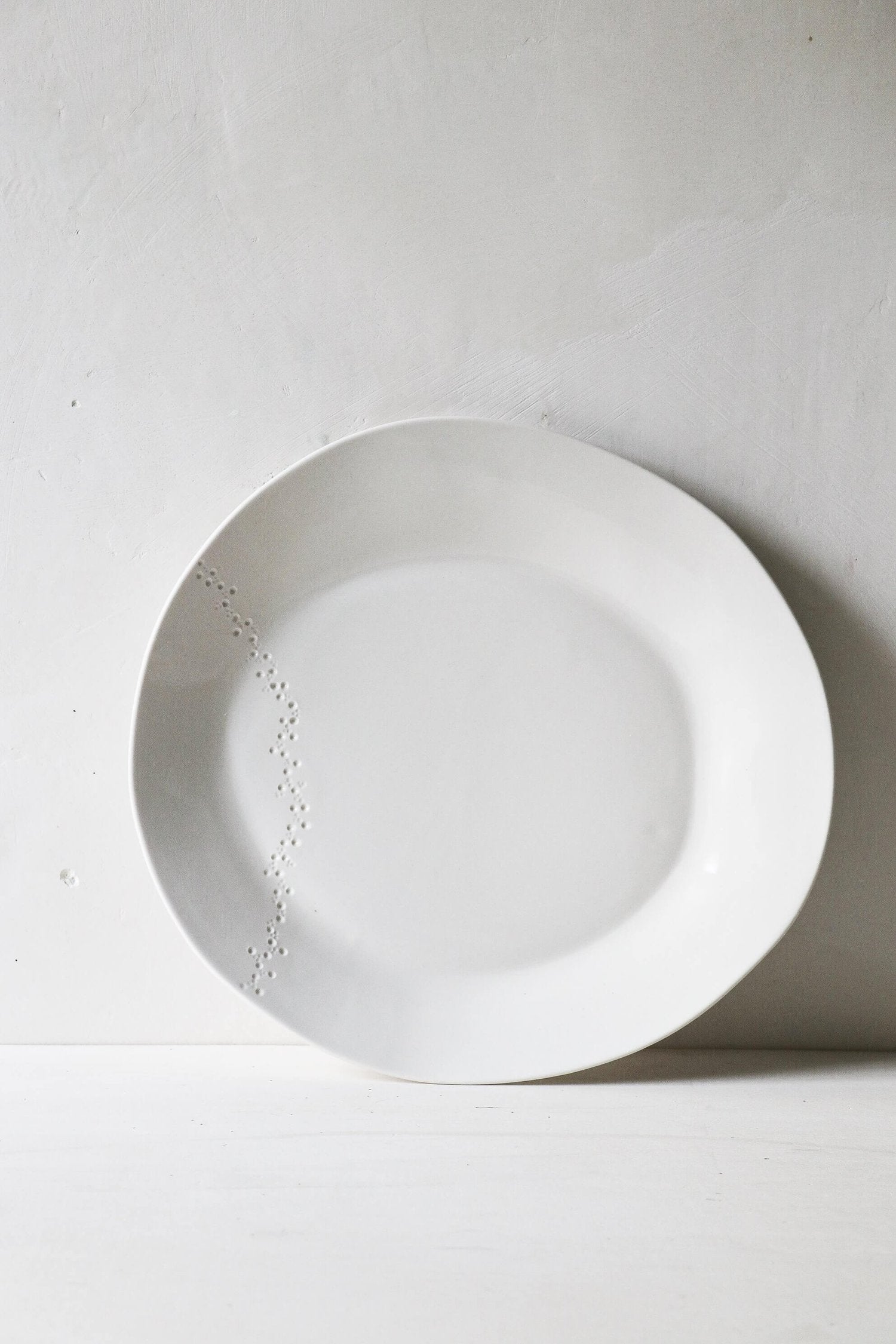 Grande assiette en porcelaine Point