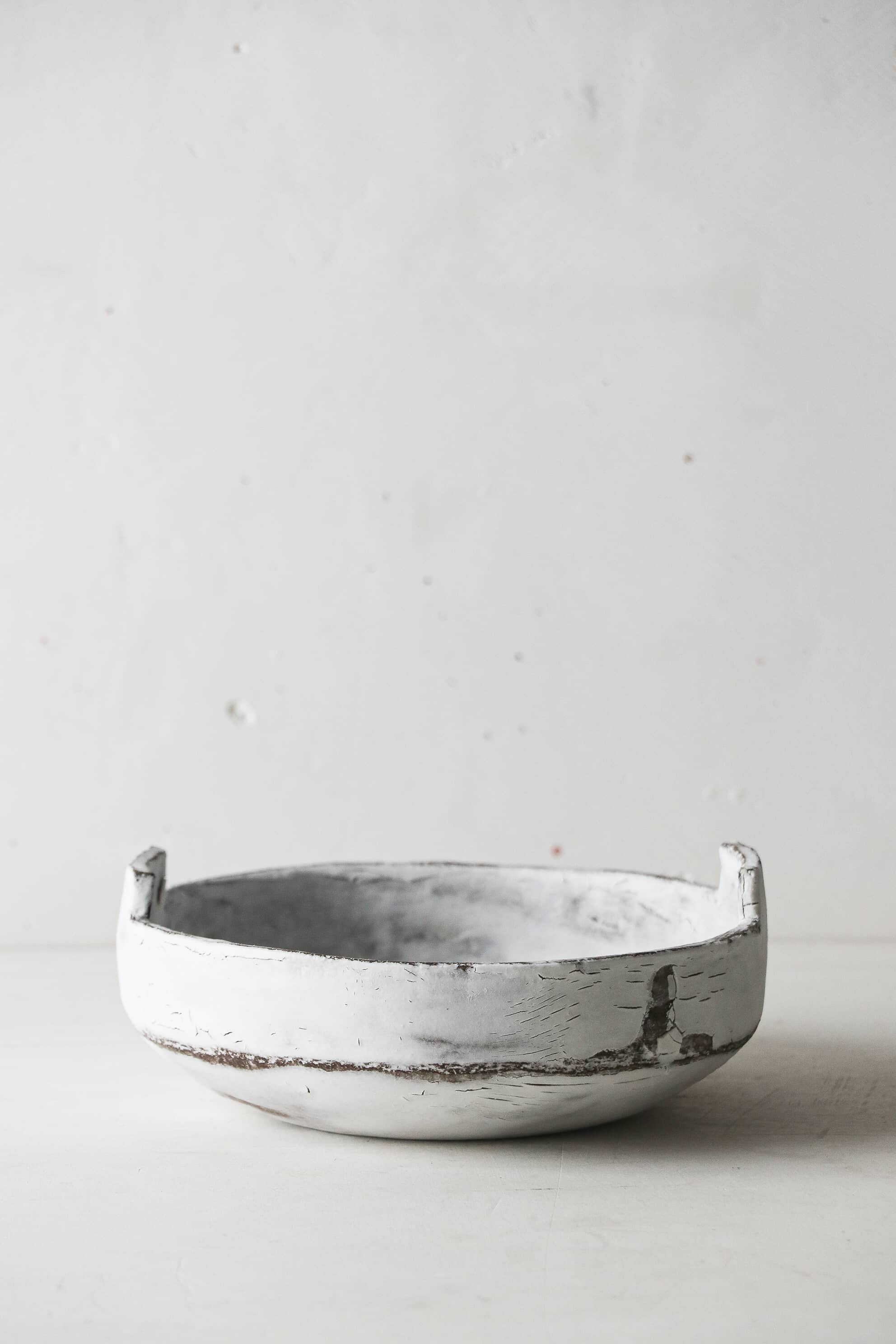 Coupe en grès noir engobe blanc C015