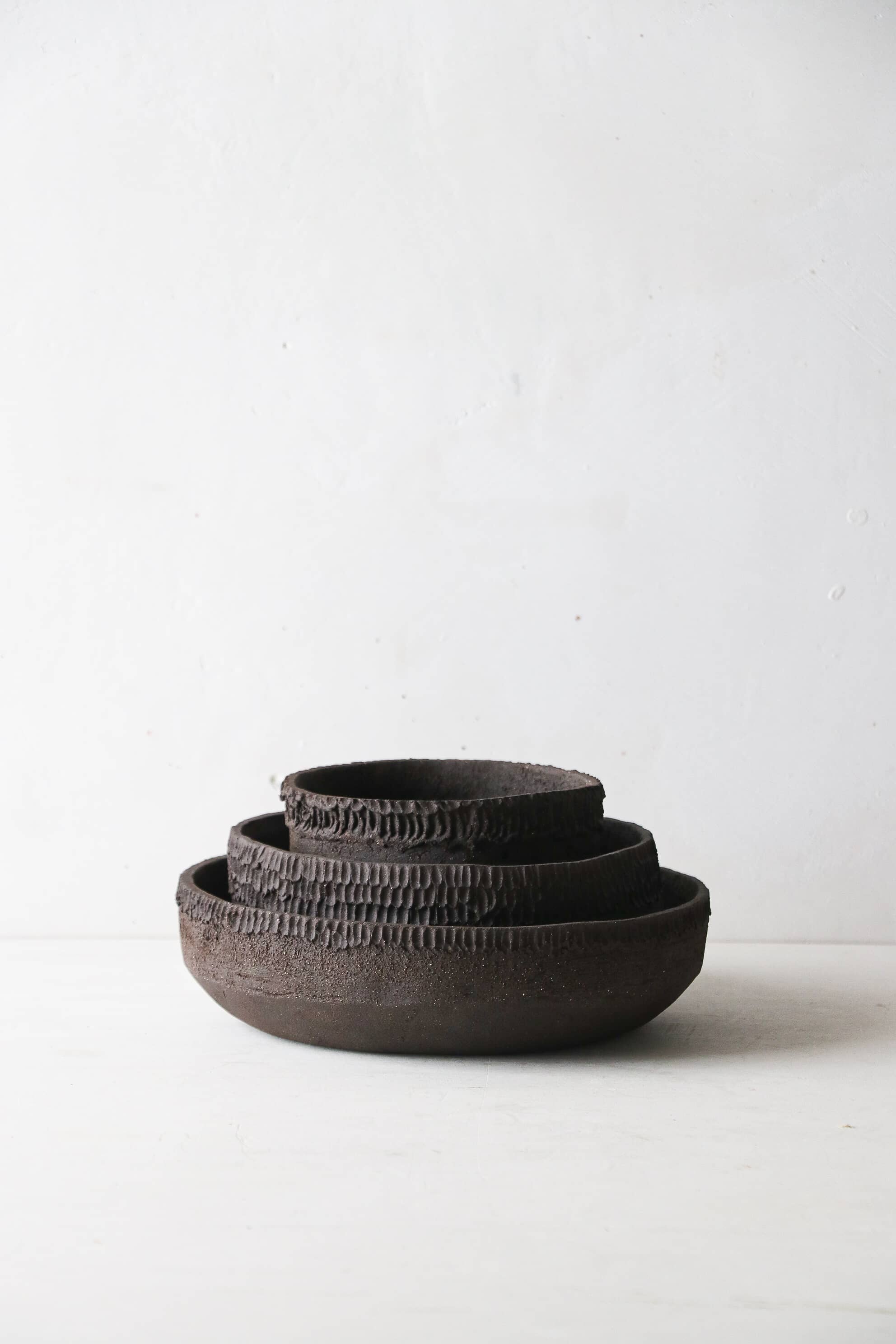 Trilogie de coupes et pot en grès noir
