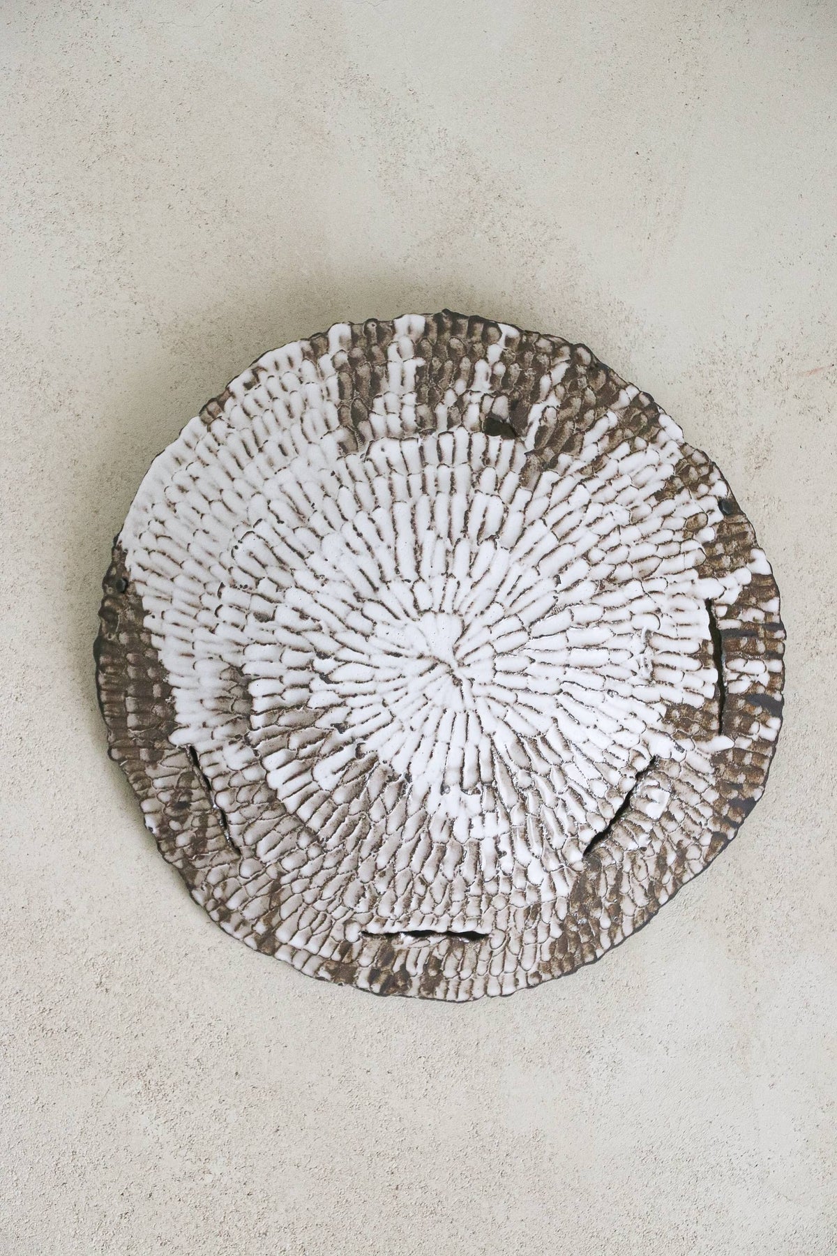 Applique ronde en grès noir Empreintes 1