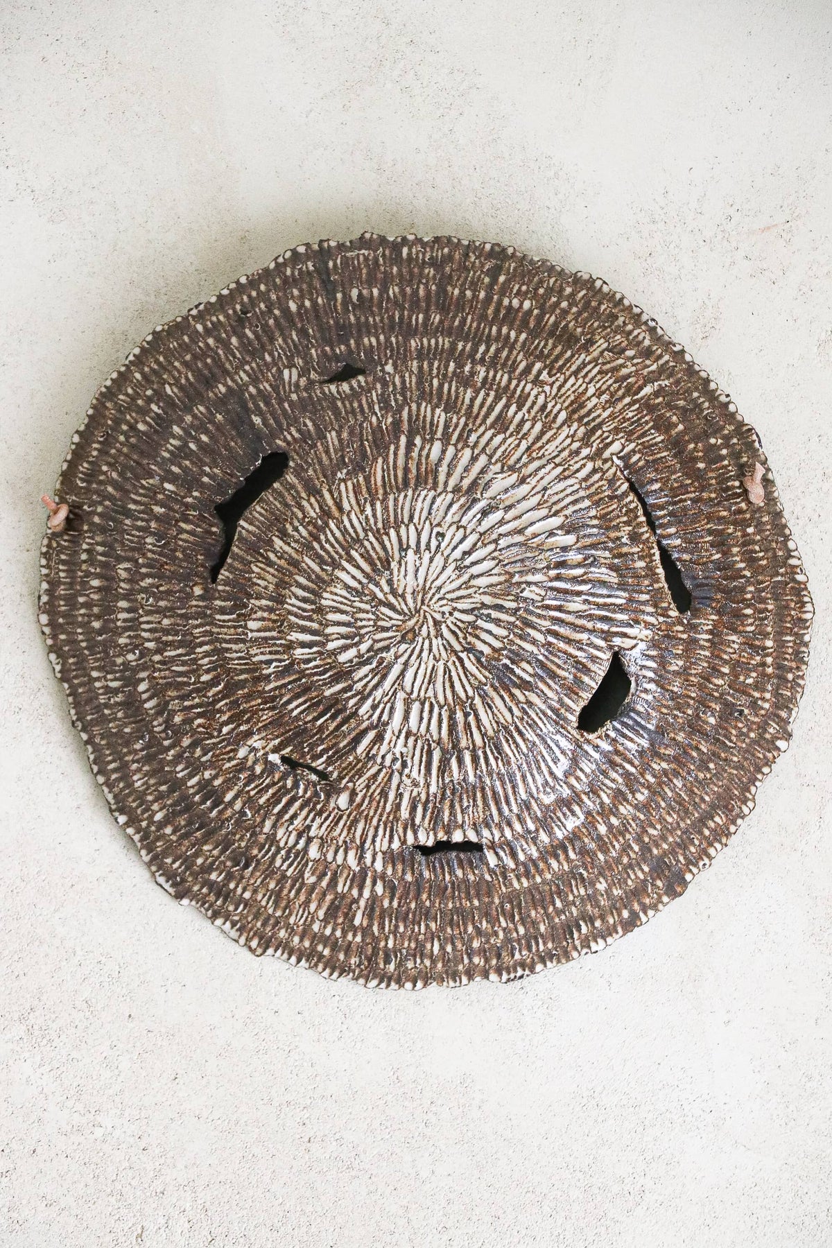 Applique ronde en grès noir Empreintes 2
