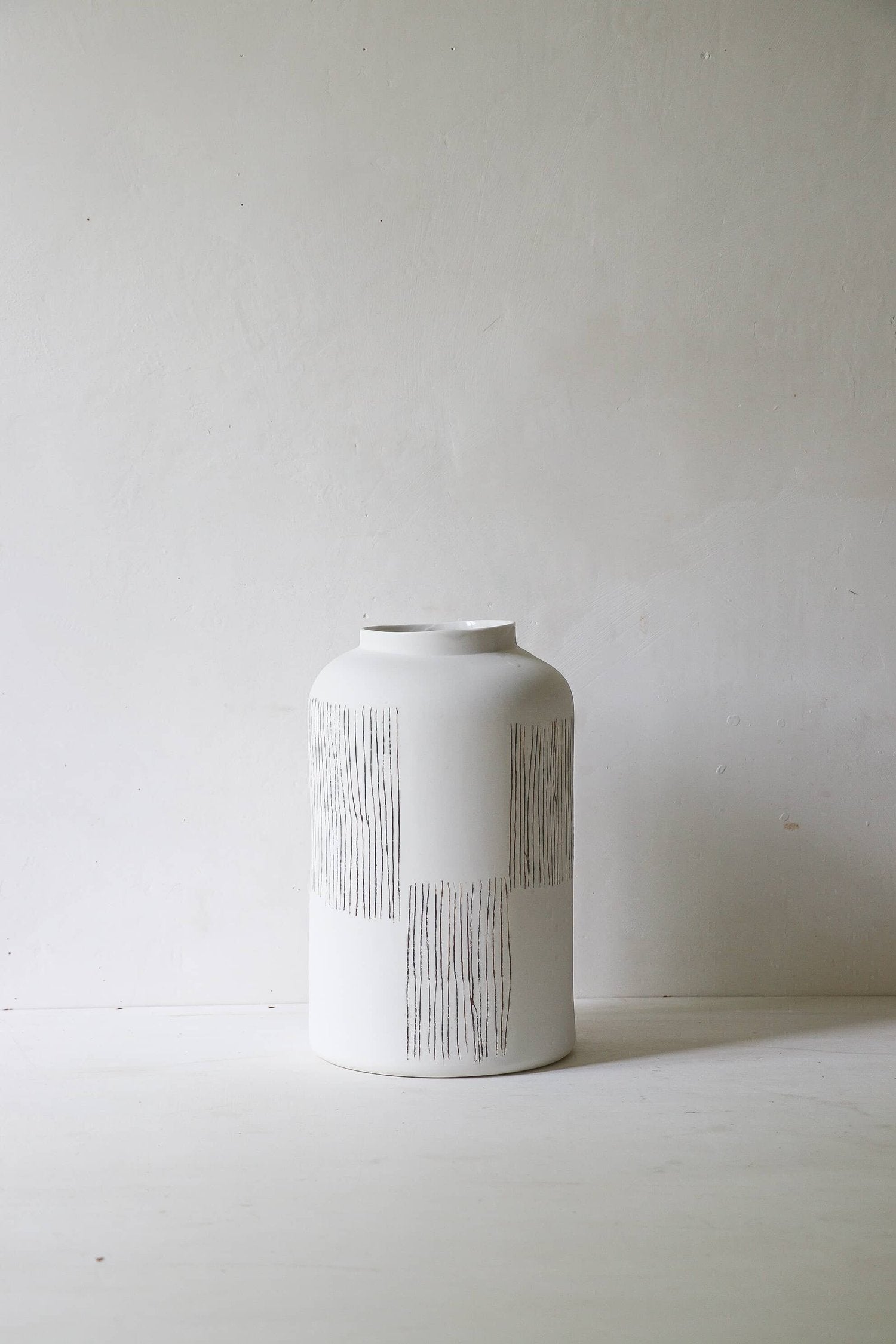 Grand vase en porcelaine Simple Mishima noir