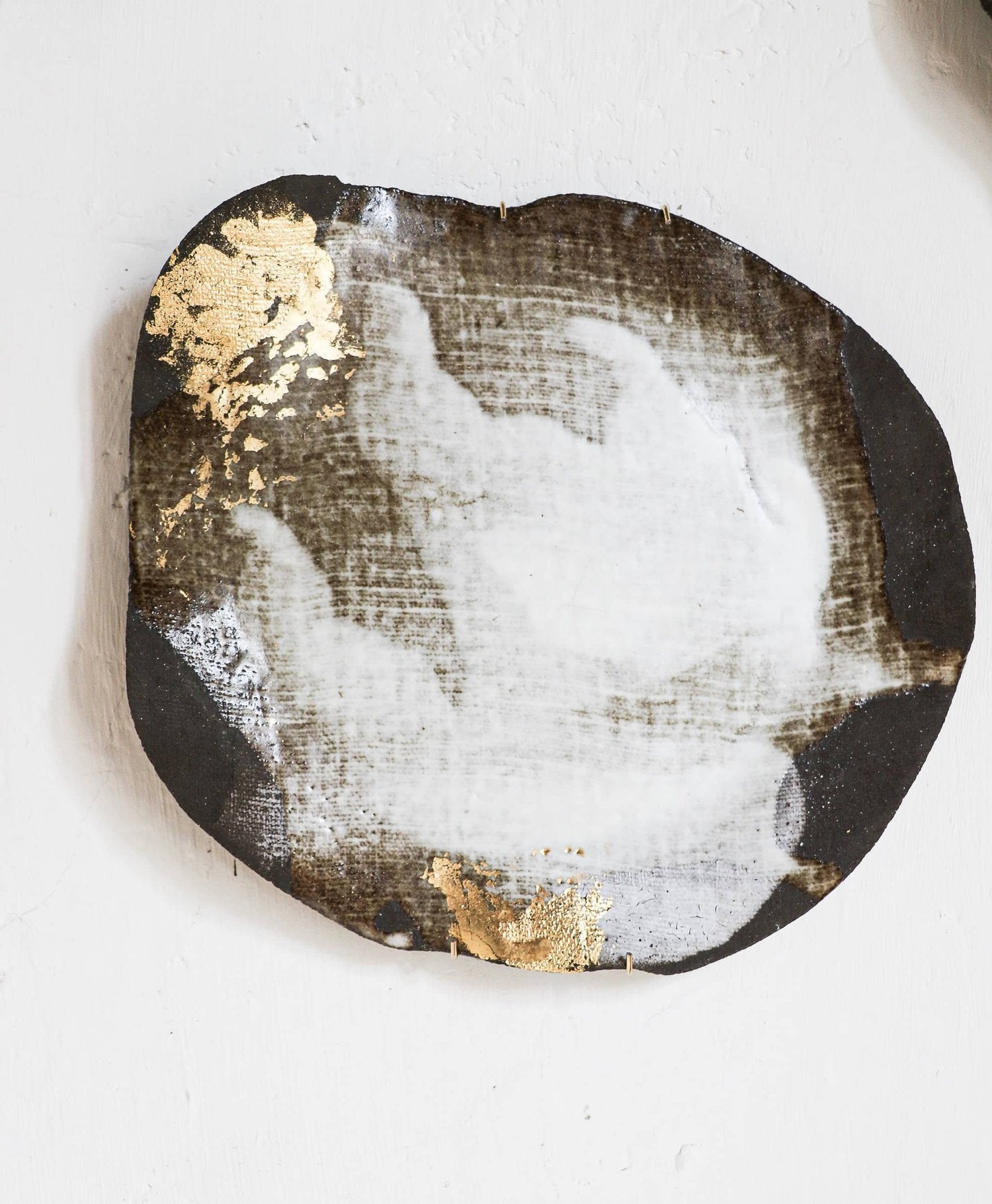 Composition Murale en grès noir, émail blanc et feuilles d'or 001