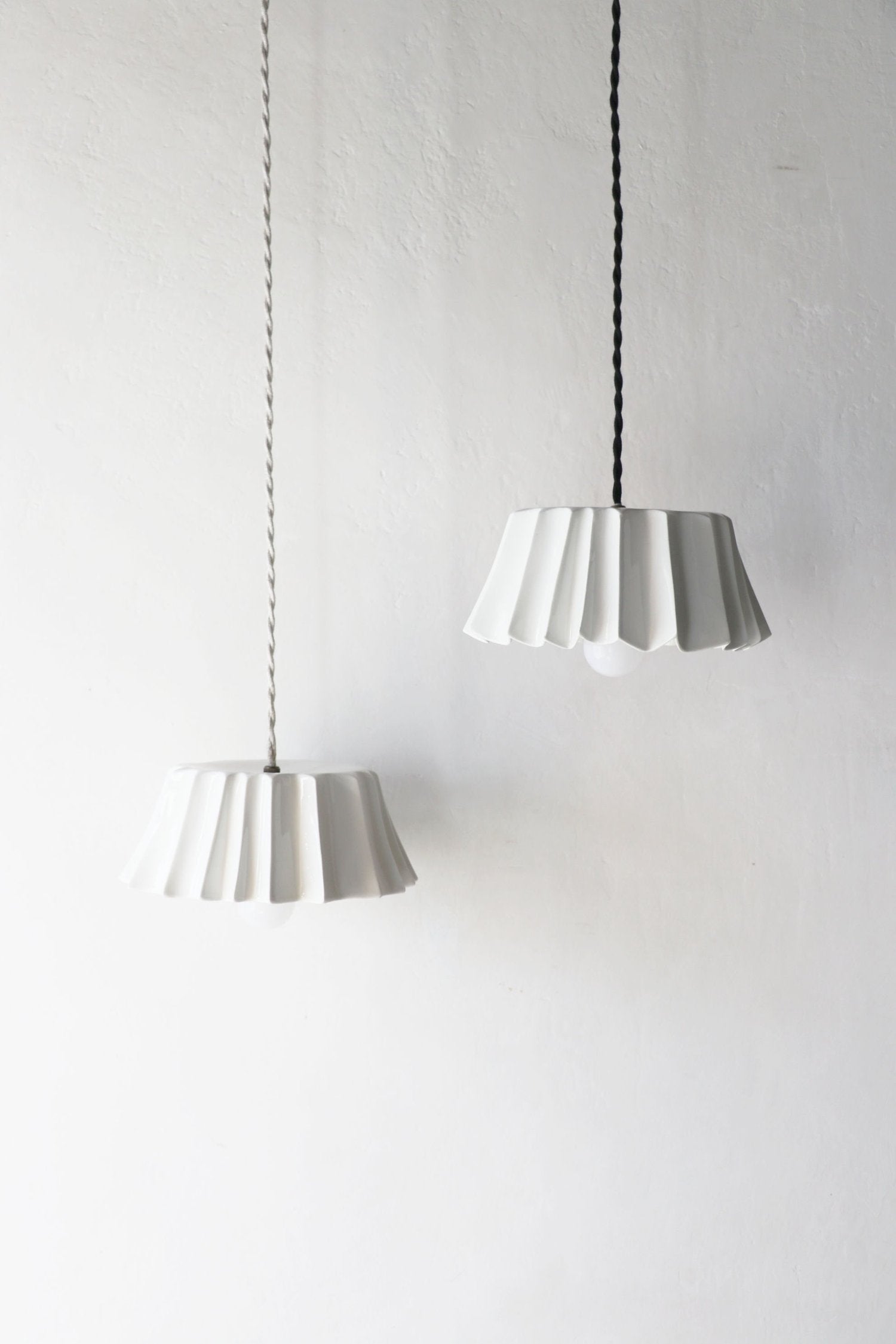 Grande suspension en porcelaine Canelé