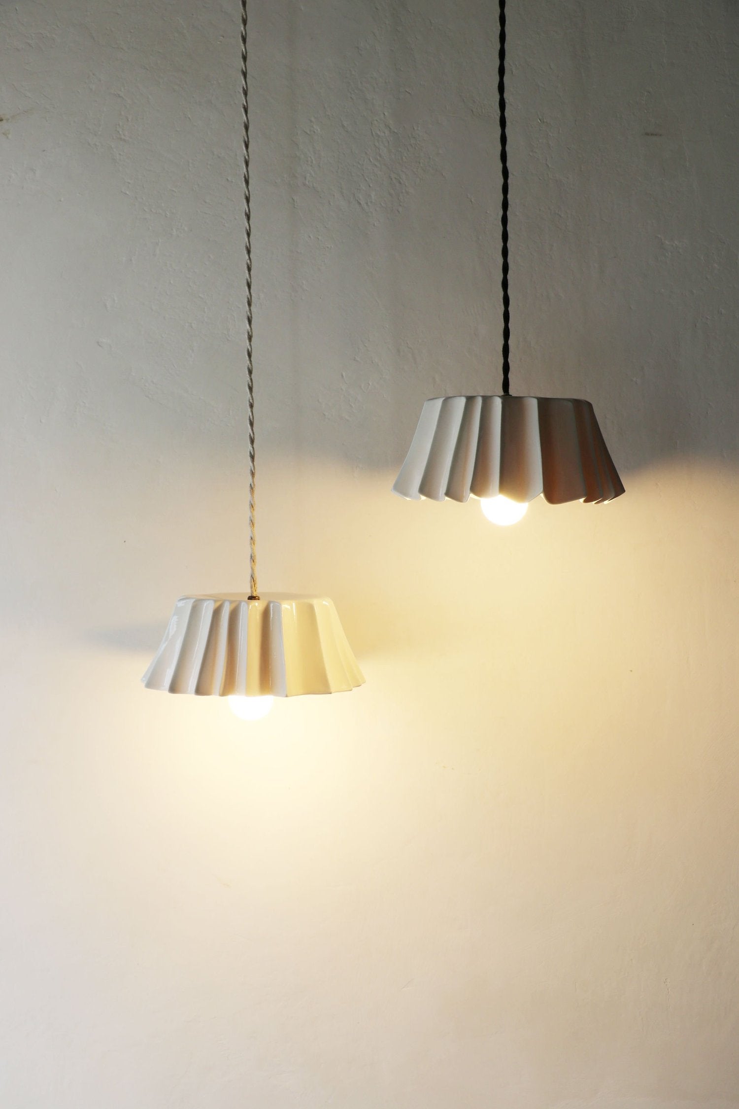 Grande suspension en porcelaine Canelé