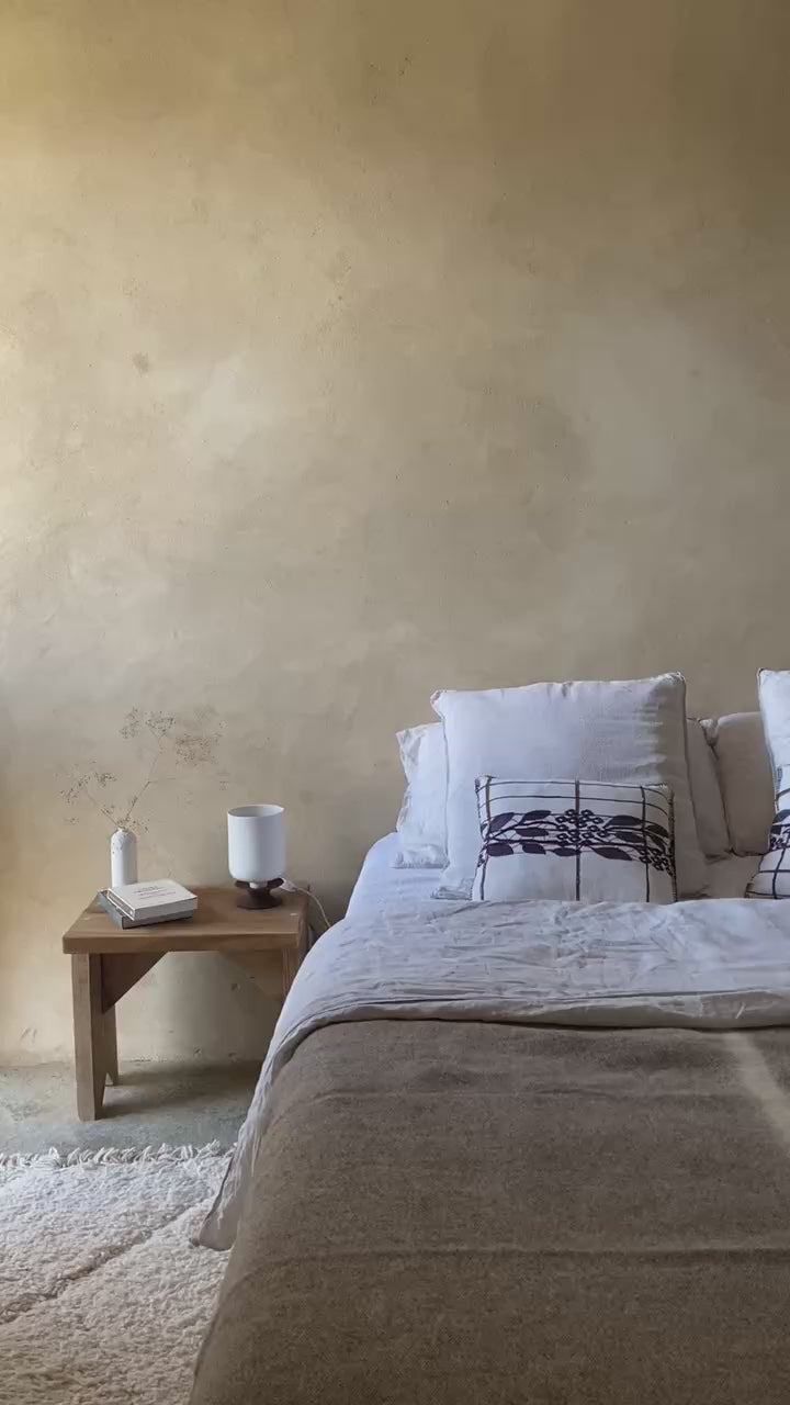 Charger la vidéo : Lampe à poser porcelaine et bois IKI 1
